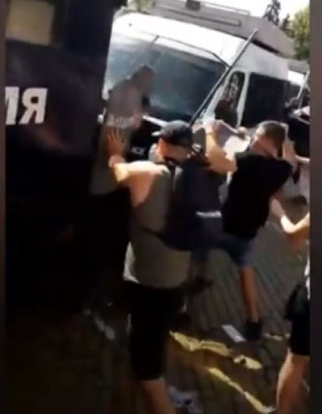 Стряскащи КАДРИ: Щурмоваци от протеста в София нападат полицаи по сценарий от Майдана в Киев