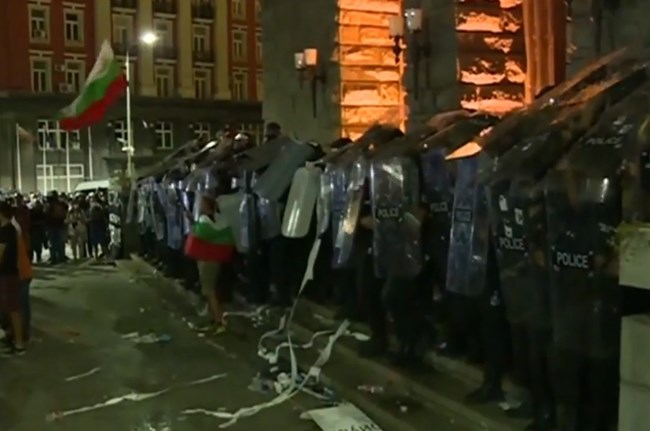 Хванаха се за гушите: "Дай България" обвини "Отровното трио" за касапницата на протеста