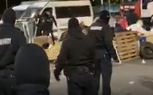 Извънредно в БЛИЦ! Спецакция на полицията премахна една от блокадите в София ВИДЕО