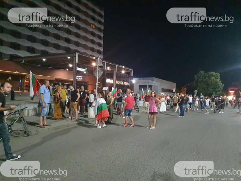 Извънредно от протестите в Пловдив: Демонстранти щурмуваха... СНИМКИ