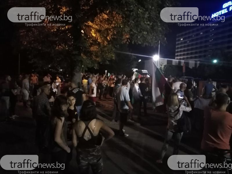 Извънредно от протестите в Пловдив: Демонстранти щурмуваха... СНИМКИ