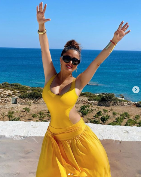 Салма Хайек показа необятен бюст на плаж в Гърция и мрежата онемя СНИМКИ 18+