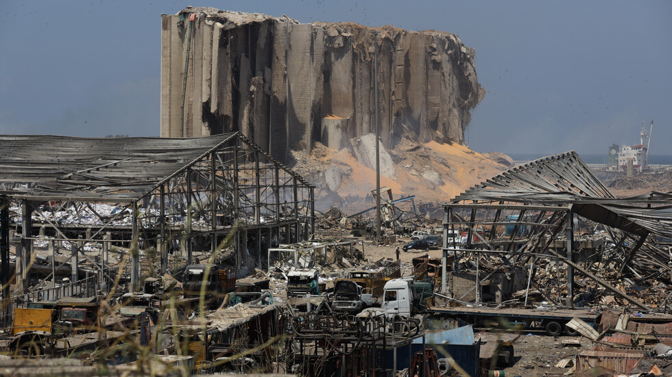 Всички чакат чудото в Бейрут: Засечен е сърдечен пулс изпод развалините
