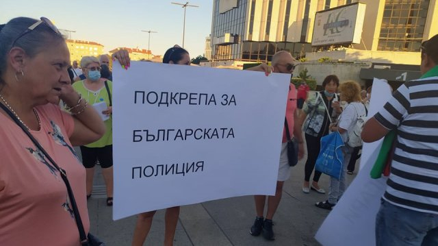 Контрапротест в София зове за оставка на Румен Радев