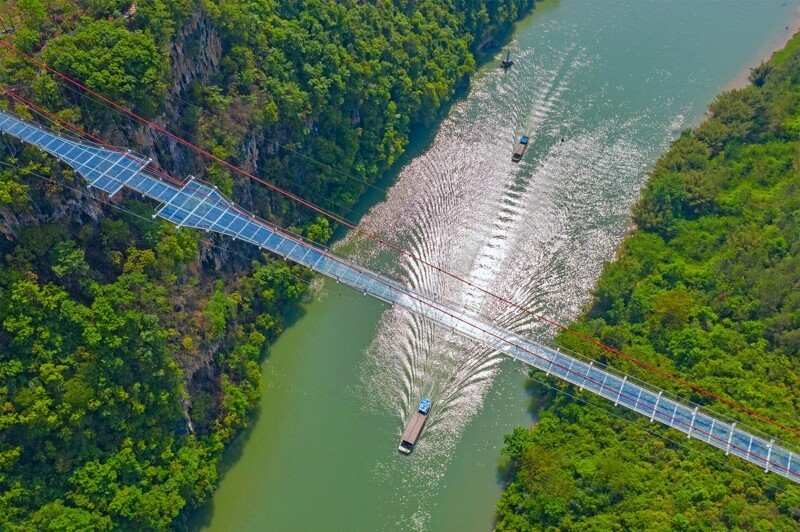 Уникална гледка: Построиха най-дългия стъклен мост в света ВИДЕО