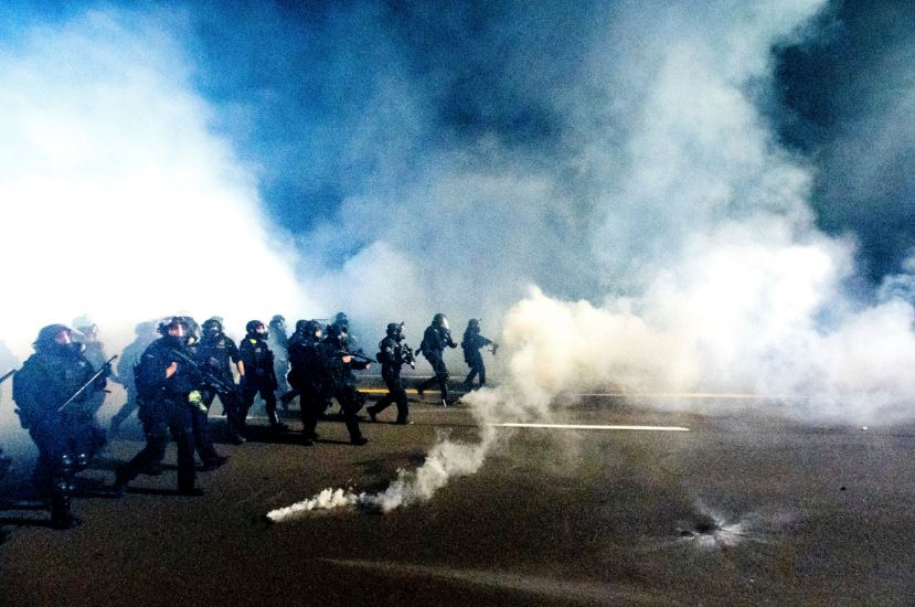 Страшно ВИДЕО: Протестъри подпалиха с коктейл "Молотов" протестиращ 