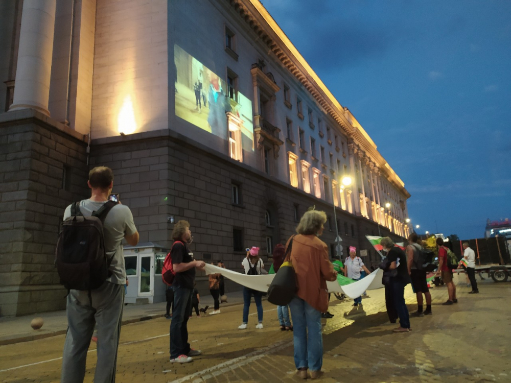 Протестиращите си прожектират филмчета върху бившия партиен дом СНИМКИ