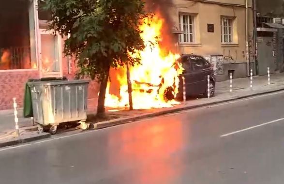 Огнен инцидент: Автомобил горя в центъра на столицата ВИДЕО