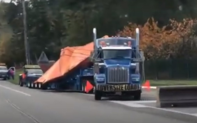 Сензационно: Огромно оранжево НЛО е превозено с камион до "Зона 51" 