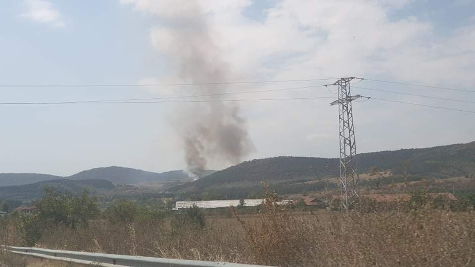 Извънредна ситуация край Хисаря, намесиха се пожарникари СНИМКИ