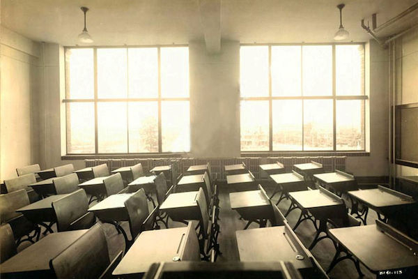 Нестандартно: Пловдивски ученици ще влизат в клас през прозореца ВИДЕО