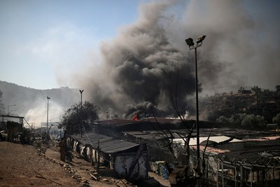 Пожар избухна в миграционен лагер в Лесбос