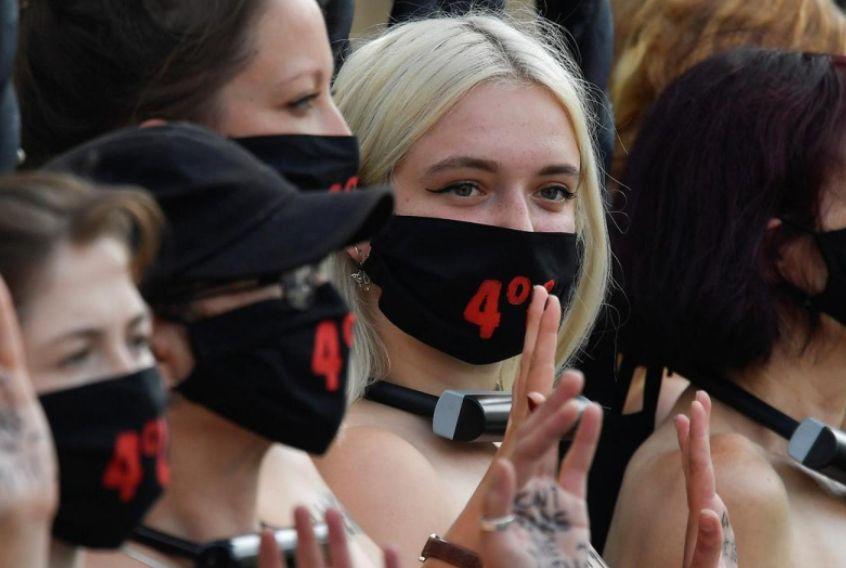 Голи активистки с нашарени гърди се появиха на протеста пред... СНИМКИ 18+