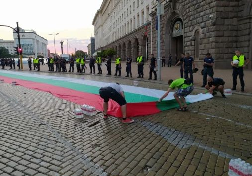 Грозна гавра с българското знаме на протеста взриви мрежата!