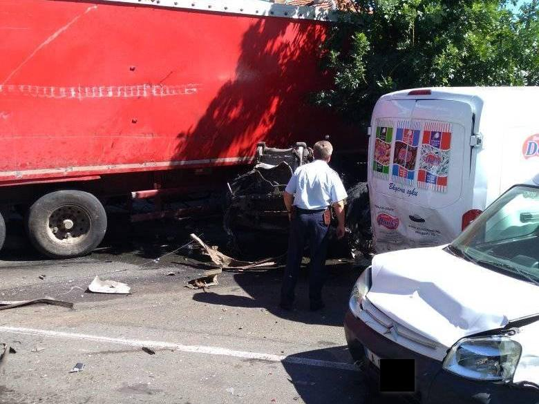Ужас в Айтос: Камион смаза няколко коли, хвърчат линейки 