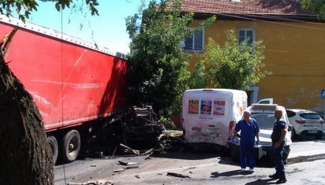 Кошмар в Айтос: Млада жена е изгоряла жива, друга е премазана от удара на камиона СНИМКИ