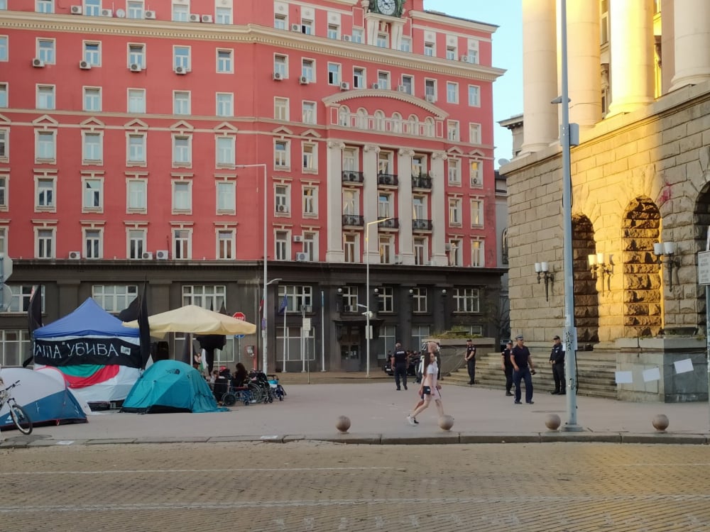 Нова блокада цъфна в София при малоброен протест СНИМКИ 