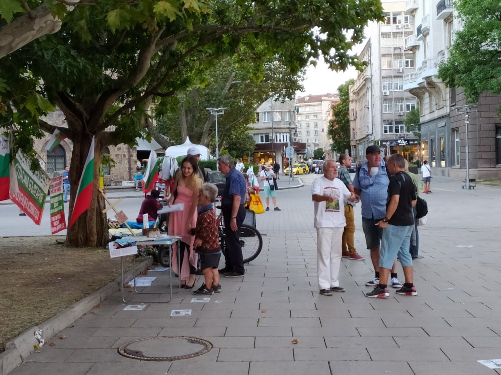 Нова блокада цъфна в София при малоброен протест СНИМКИ 