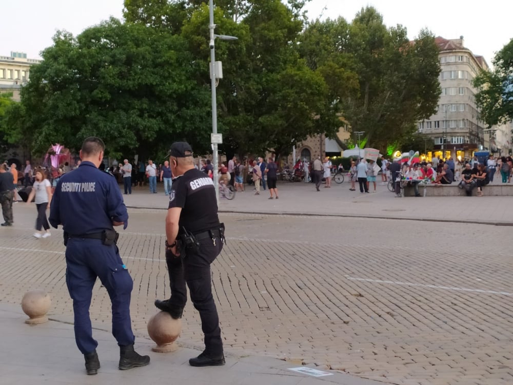 Нова блокада цъфна в София при малоброен протест СНИМКИ 