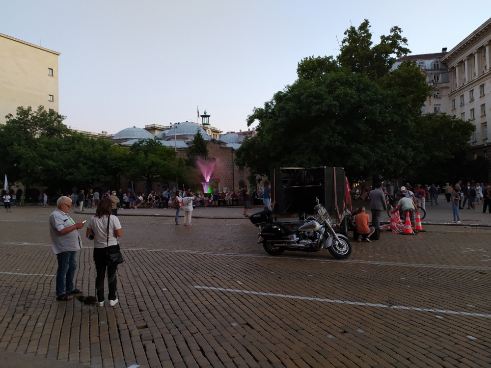 Нова блокада цъфна в София при малоброен протест СНИМКИ 