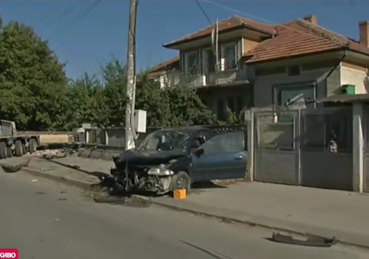 Извънредно! Пак ад с тир: Камионът помете кола и се заби в къща, има жертвa в Горнооряховско ВИДЕО