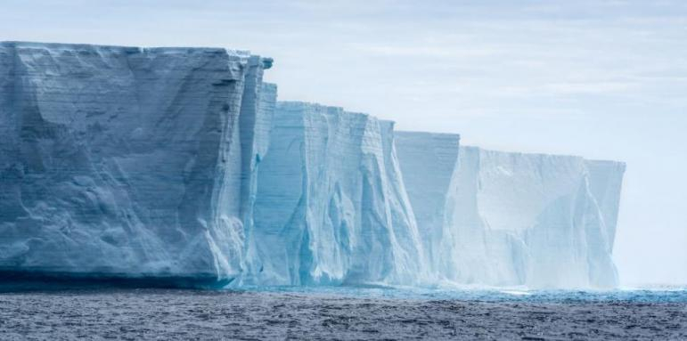Айсберг по-голям от Париж се откъсна в Арктика