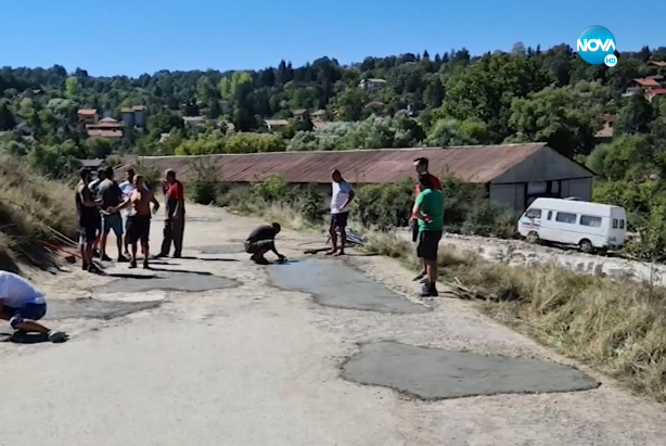 Така го правят в Рударци: Жители сами запълват дупки по улиците ВИДЕО