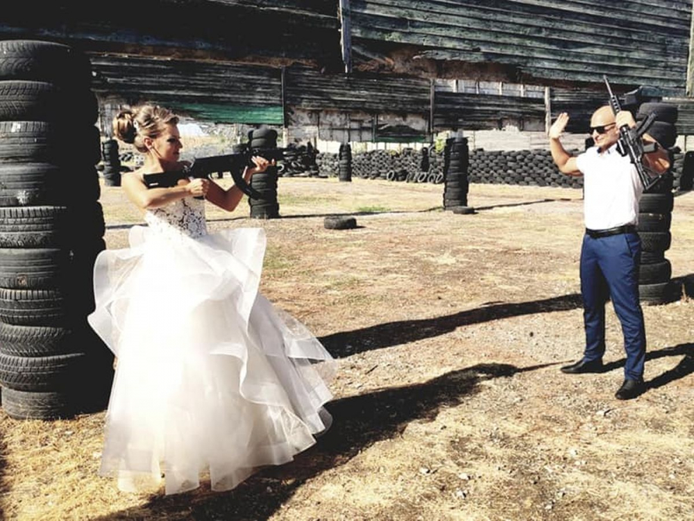 Младоженци от Бургас взривиха мрежата с щура сватбена фотосесия СНИМКИ 