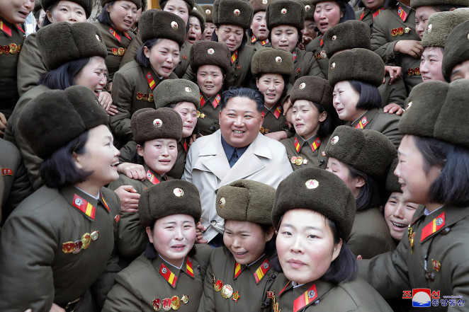 Харем за "Гинес": 2000 момичета обслужват Ким Чен-ун в покоите му