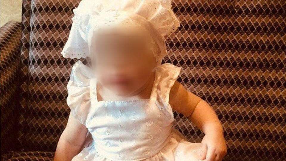 Родители покриха главата на умиращото си момиченце с одеало, за да не им пречи, докато...