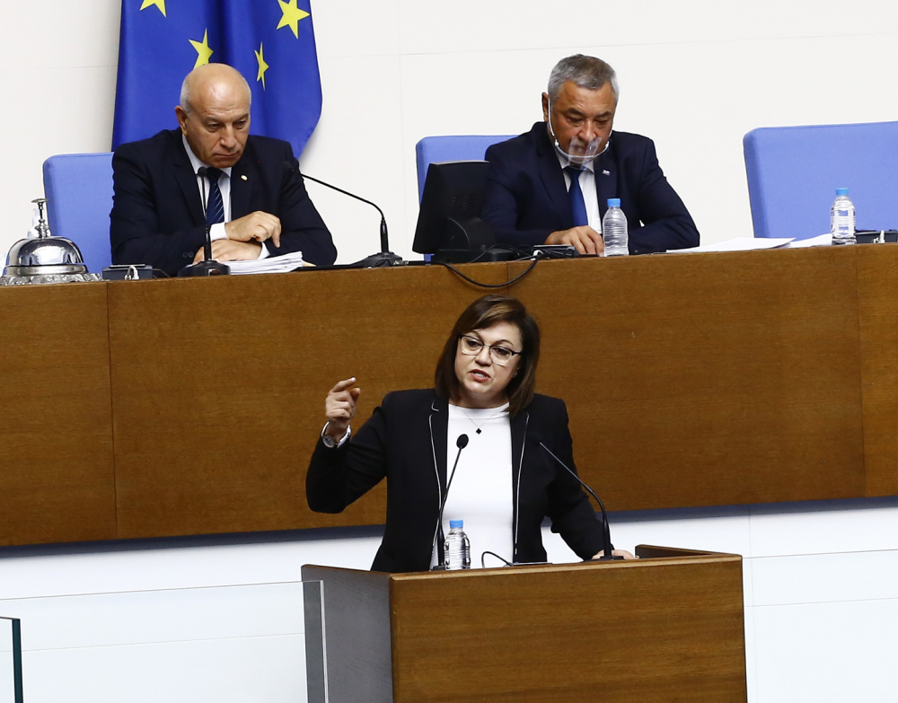 Жега в парламента: Депутатите спорят за оставката на Цвета Караянчева НА ЖИВО