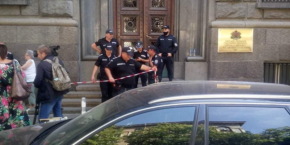 Жандармерия блокира входа на парламента, ето какво се случва СНИМКИ