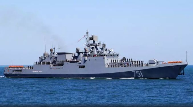 Руският "Адмирал Есен" следи американски самолетоносач в Черно море