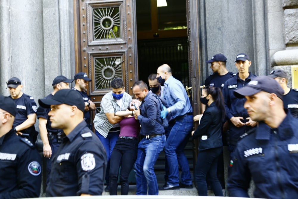 БЛИЦ TV: Блондинка побърка полицаите пред НС, викнаха Бърза помощ СНИМКИ