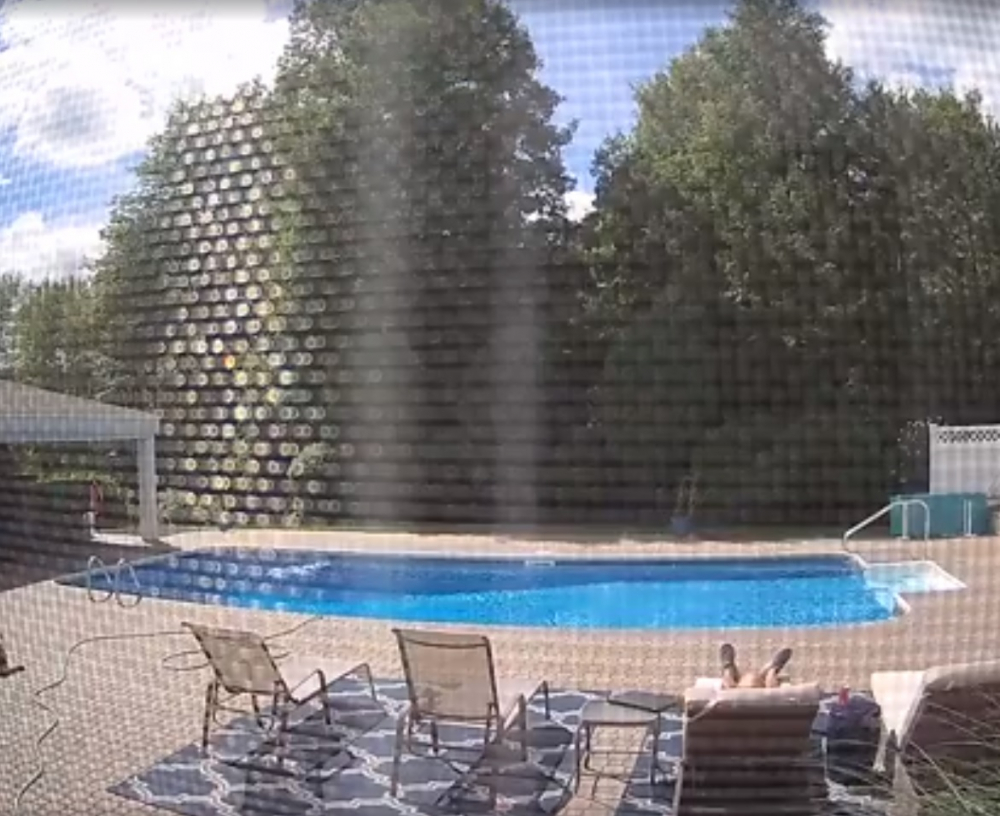Оцелял по чудо: Мъж спа покрай басейна си, докато неканен гост... ВИДЕО
