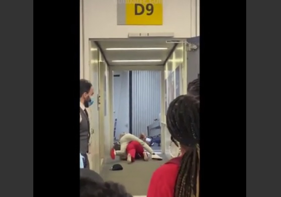 Шокиращо: Две млади жени си спретнаха брутален бой на летище ВИДЕО 18+