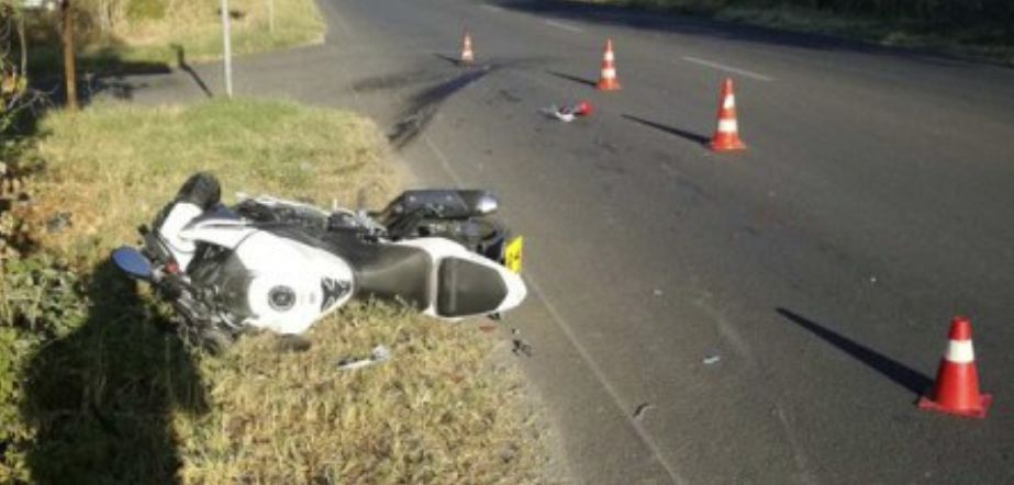 Ужасяващ инцидент в Пловдив, млад моторист лежи на земята СНИМКИ 