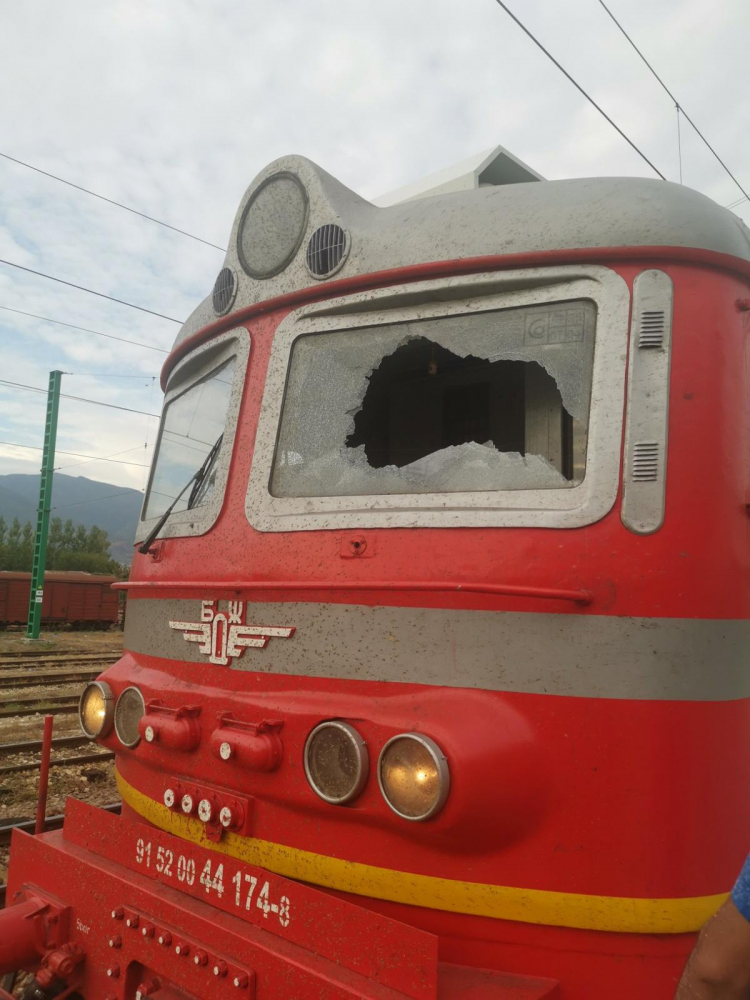 Посегателство срещу локомотив на влак в движение предизвика щети и закъснение на бърз влак от София за Бургас