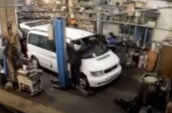 Зрелищни ВИДЕА: Шокиращ инцидент с прокълнат Mercedes в автосевиз