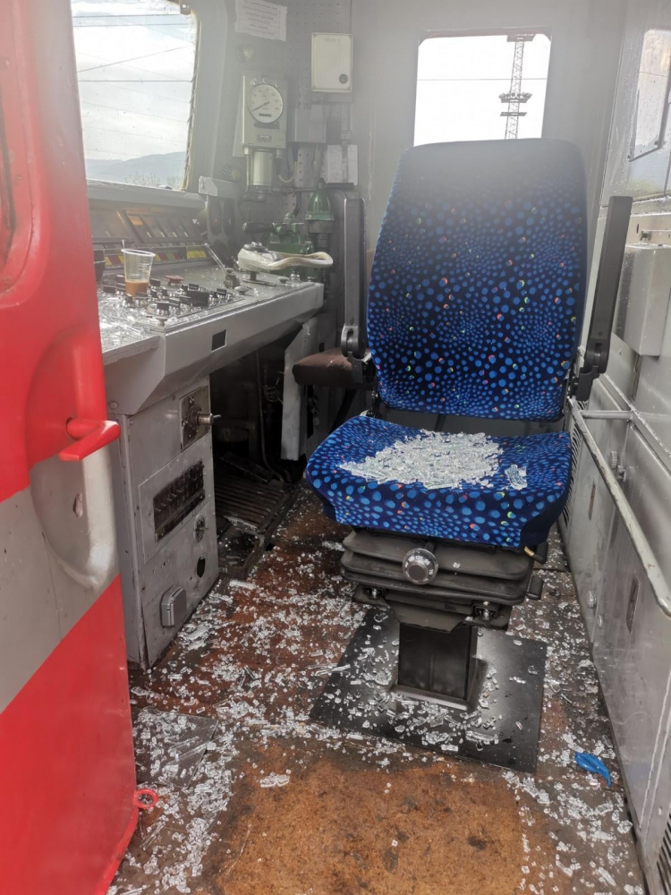 Кошмарно нападение с ранени на влака София - Бургас СНИМКИ 
