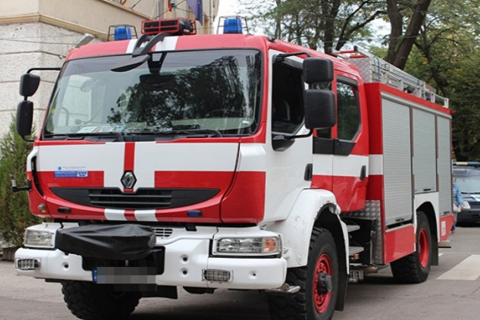 Сигнал до БЛИЦ: Огнен ад в София, спасяват живота на мъж 