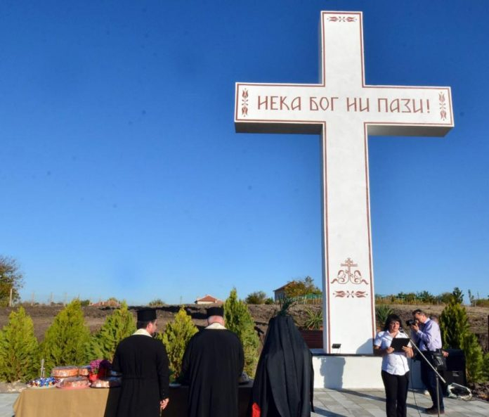 В село, родено от „греховна любов“, вдигнаха 11-метров кръст СНИМКА