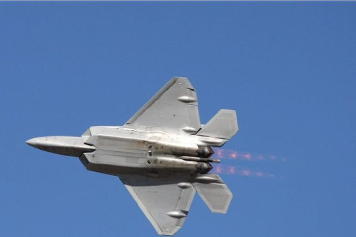 Китай рекламира военновъздушните си сили с ВИДЕО с кадри от американски екшъни