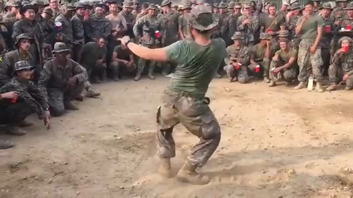 Морските пехотинци от Южна Корея и САЩ се сблъскаха... в танцова битка ВИДЕО