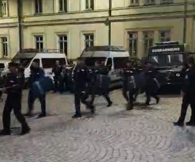Протестиращи, начело с Мая Манолова, се опитват да нахлуят в старото Народно събрание ВИДЕО