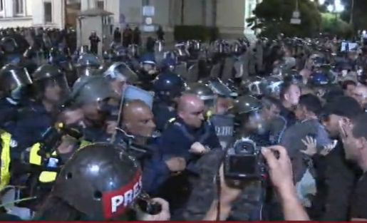 От последните минути: Демонстранти опитаха да пробият полицейския кордон, има пострадал униформен ВИДЕО