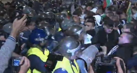 От последните минути: Демонстранти опитаха да пробият полицейския кордон, има пострадал униформен ВИДЕО