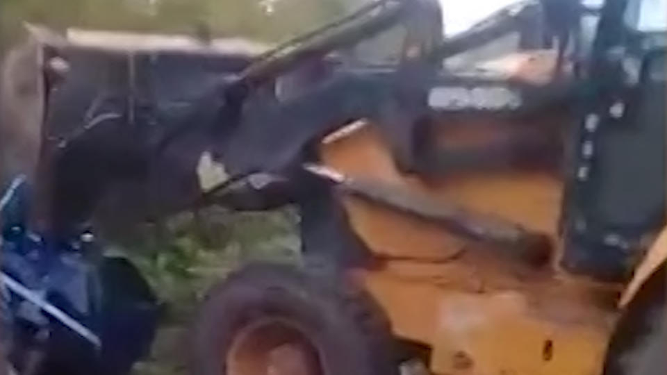 Отмъщение: Младеж разби кола с трактор ВИДЕО