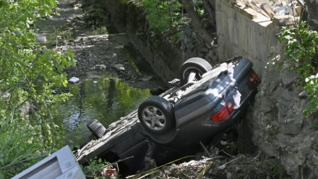 Шофьорка се метна с колата си от мост в шуменското село Дибич