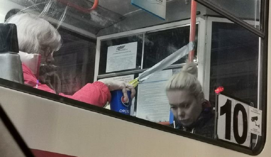 Спипаха Албена Вулева и майка ѝ в страшна издънка в трамвая СНИМКА